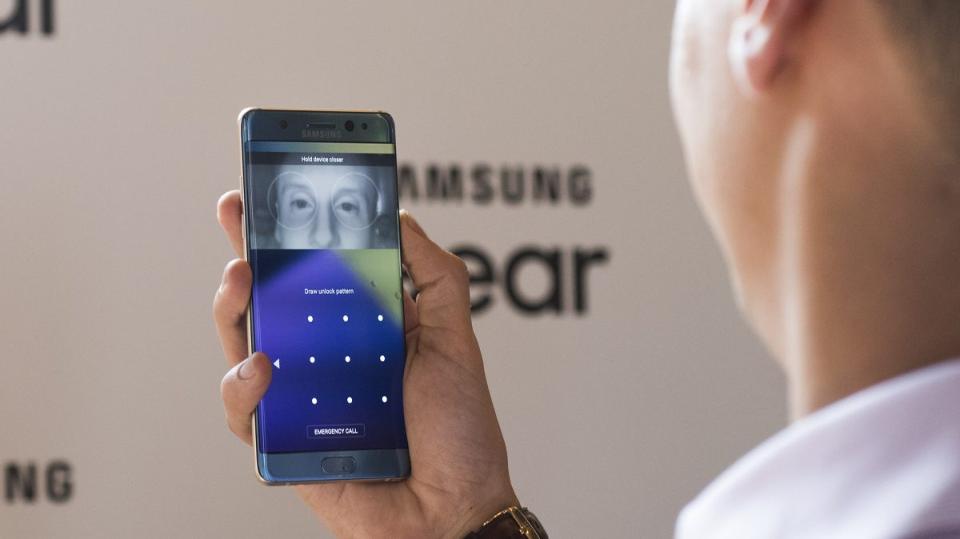 samsung plays down the galaxy s8 iris scanner flaw