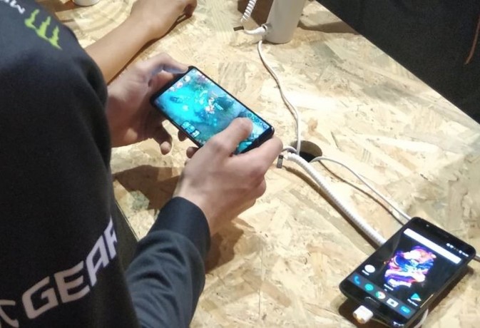 alleged live images of oneplus 5t clicked by an e-sports player in paris