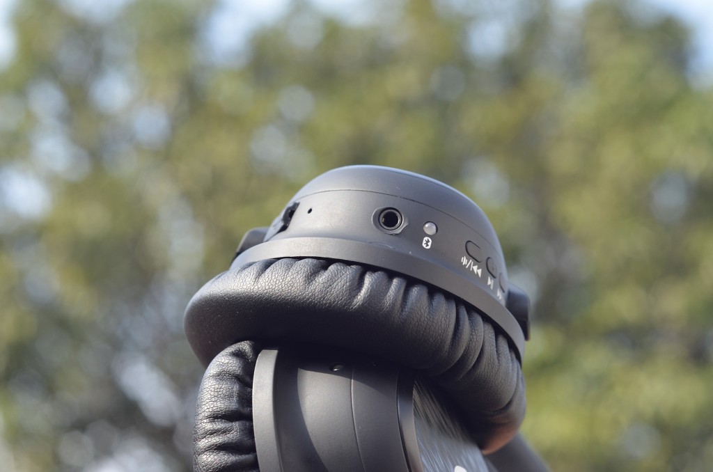 envent moksha review: bluetooth headphones with active noise cancellation 4 envent aux port