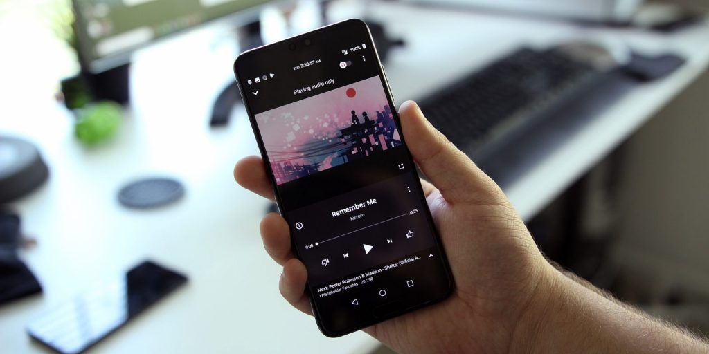 youtube player gets a revamped design with "queue" option