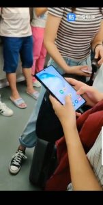 [video] samsung galaxy note 10+ chills out in the public